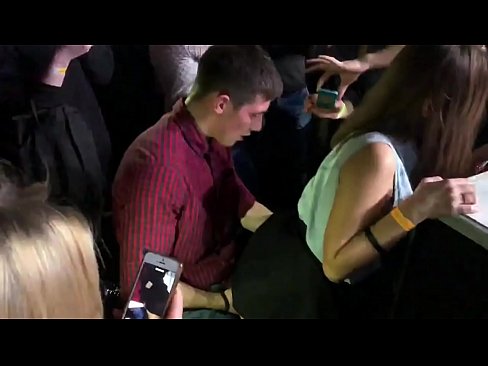 ❤️ Benetako sexua Errusiako diskoteka batean. 18 urteko neska errusiarra uzkian eta baginan izorratuta diskoteka batean ❤️ Azal bideoa %eu.mrpornogratis.ruan